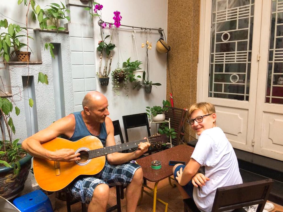 Drop By Saigon Guesthouse Хошимин Екстериор снимка